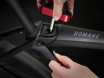 TREK Domane SL 5 Gen 4 Matte Deep Smoke plento dviratis