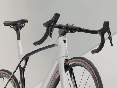 Road bike TREK Madone SL 6 Gen 8 White Prismatic