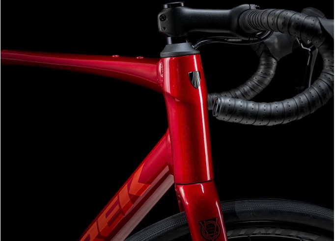 Road bike TREK Domane AL 2 Gen 4 Crimson to Dark Carmine Fade