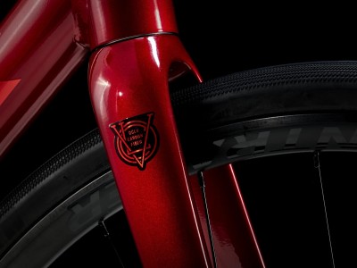 Plento dviratis TREK Domane AL 2 Gen 4 Crimson to Dark Carmine Fade