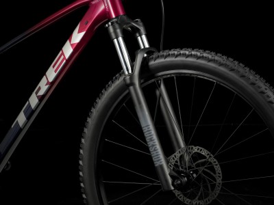 TREK Marlin 6 Gen 3 Rage Red to Deep Dark Blue Fade kalnų dviratis