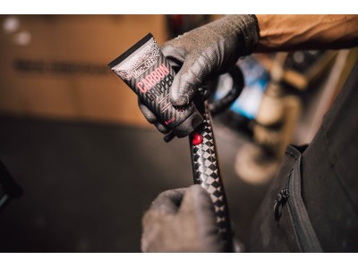 Muc-Off carbon gripper 75g tepalas 2