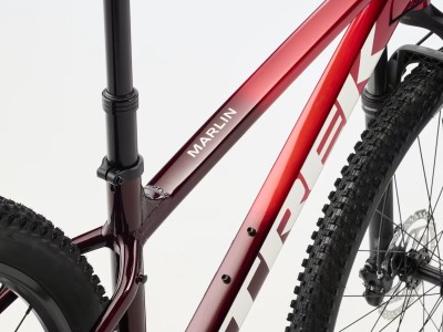 TREK Marlin 7 Gen 3 kalnų dviratis | Fury Red/Lithium Grey Fade