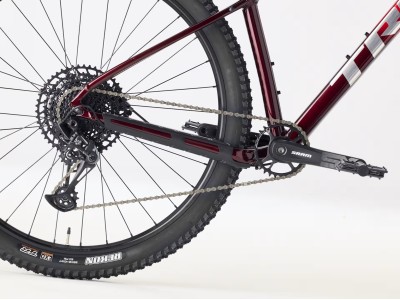 TREK Marlin 7 Gen 3 kalnų dviratis | Fury Red/Lithium Grey Fade