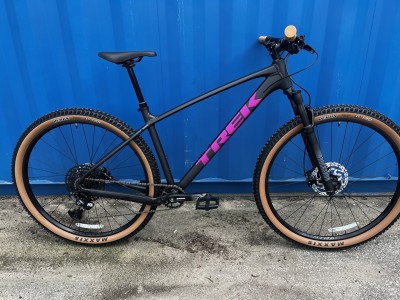 TREK Marlin 7 Gen 3 Matte Dark Web/Clear Gloss 2