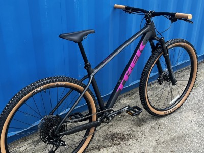 TREK Marlin 7 Gen 3 kalnų dviratis | Matte Dark Web/Clear Gloss