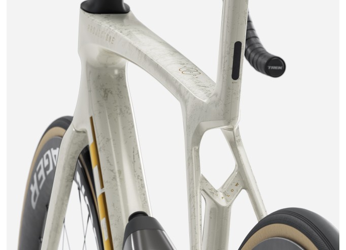 Road bike TREK Madone SLR 7 | Era White/Supernova Marble